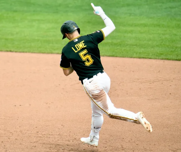 Lowe, Flores rally Pirates past the Tigers